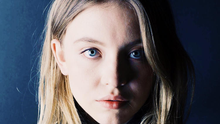 好莱坞美少女爆红！金发碧眼身材火辣，却被骂丑直播爆哭？