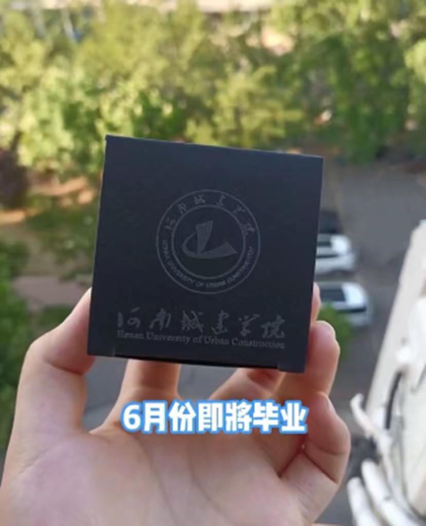 高校为毕业生定制“特殊”礼物，很有纪念意义，网友狠狠羡慕了
