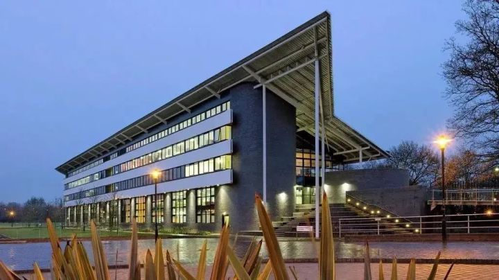 「盘点」英国留学排名高且省钱的院校都有哪些？