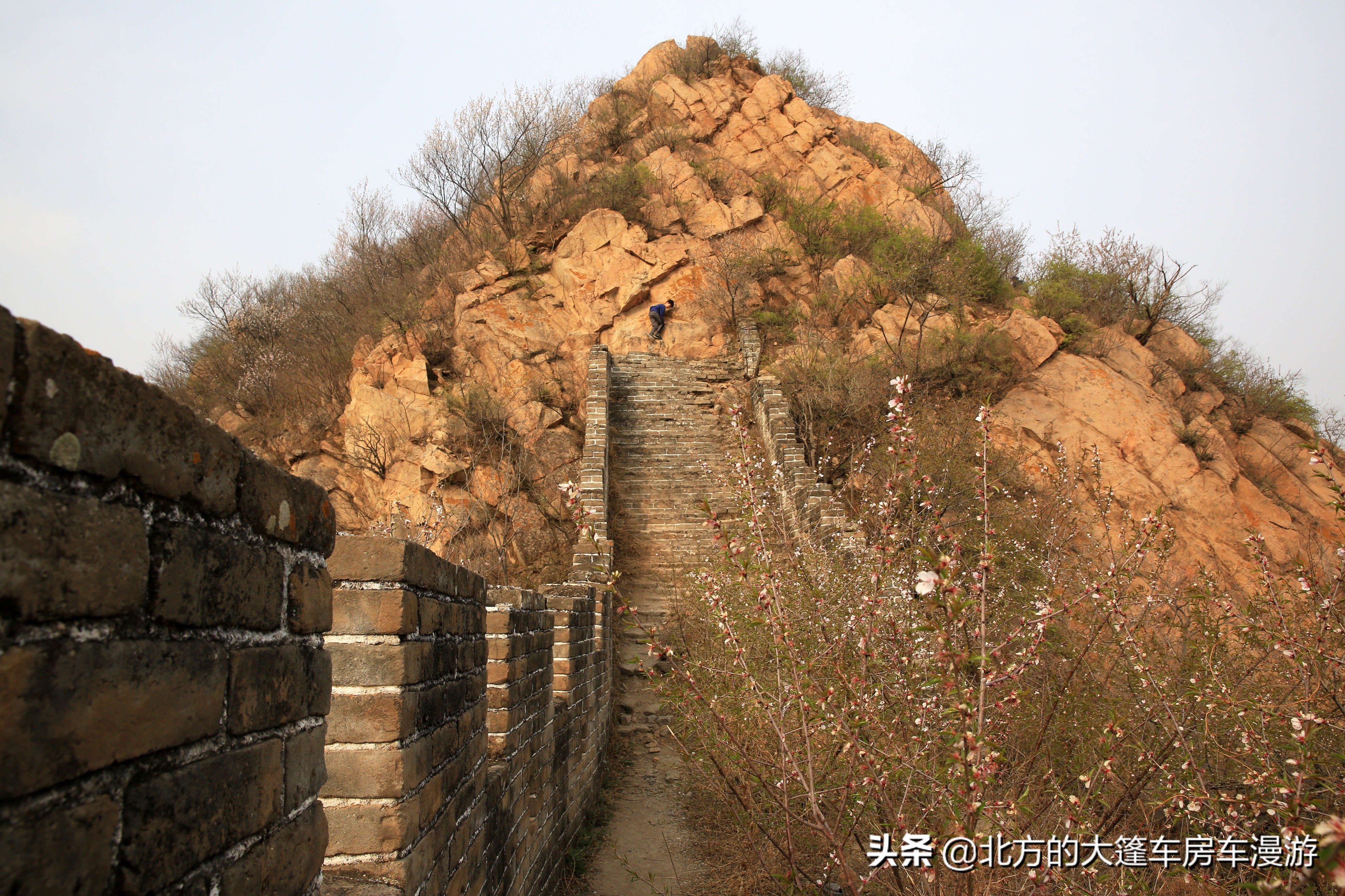 走过北京春天最美的盘山公路去那山桃花盛开的地方——龙泉峪长城