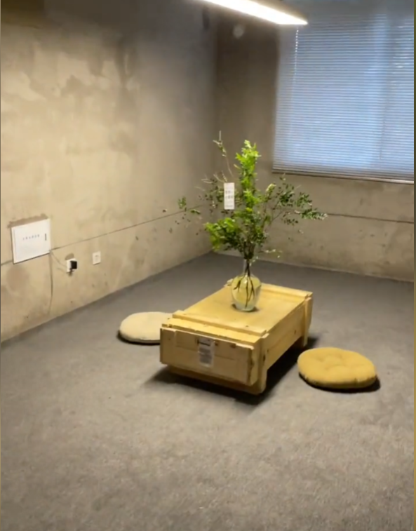 情侣因房贷压力太大入住毛坯房,网友调侃到:装修风格是叙利亚风
