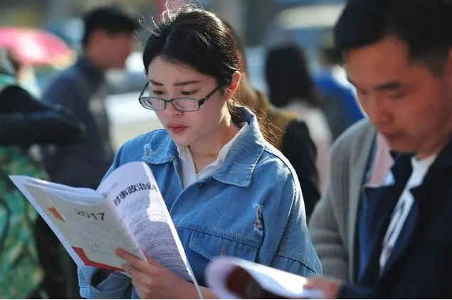 公务员考试不易，文科生却成“小能手”，这4个专业更能轻松上岸