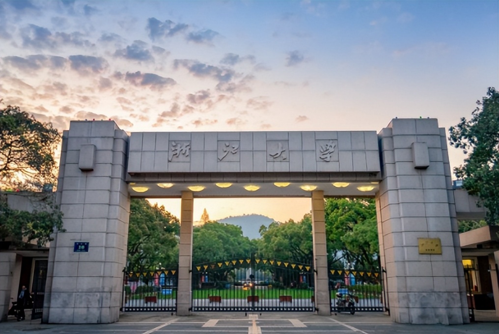 教育部“直属”大学排名出炉，复旦大学无缘前五，浙江大学有进步