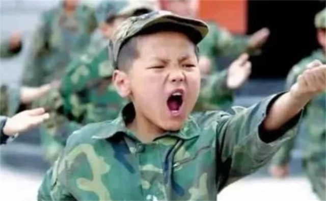 何雪豪：8岁被特招入伍，成为特种兵，学费由国家承担