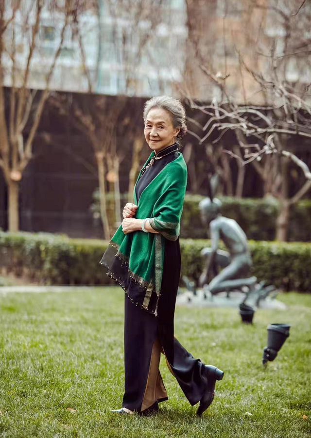“优雅奶奶”吴彦姝气质真好，旗袍配披肩温婉端庄，83岁风采依旧