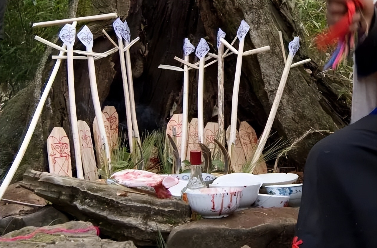 昆明这个古寨，有国内唯一的男人节，还有片神秘树林是女人禁地