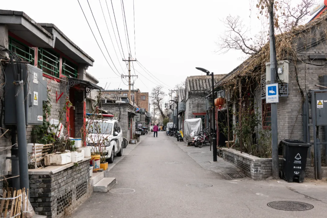 从北河沿胡同转入东板桥街,道路还算宽阔.