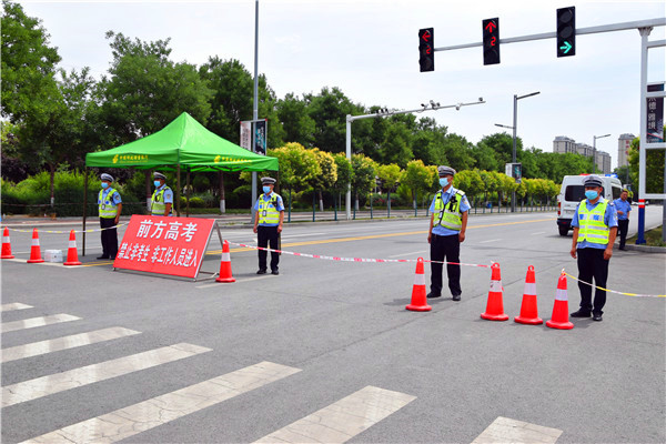 各媒体采访防疫一线，最美“交警”为高考保驾护航坚守防疫最前沿