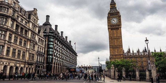 2000年，江苏女工人在车库偶遇收养16岁孤儿，15年后被回报1530万