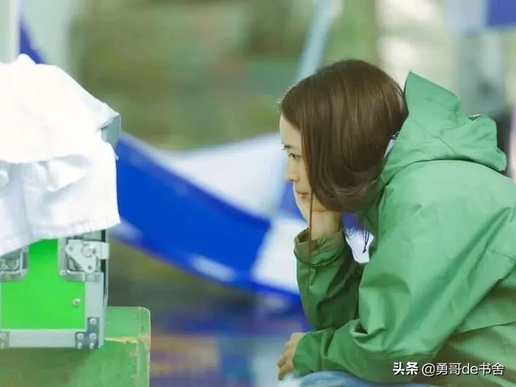 白敬亭置顶8年的微博里，藏着她的秘密