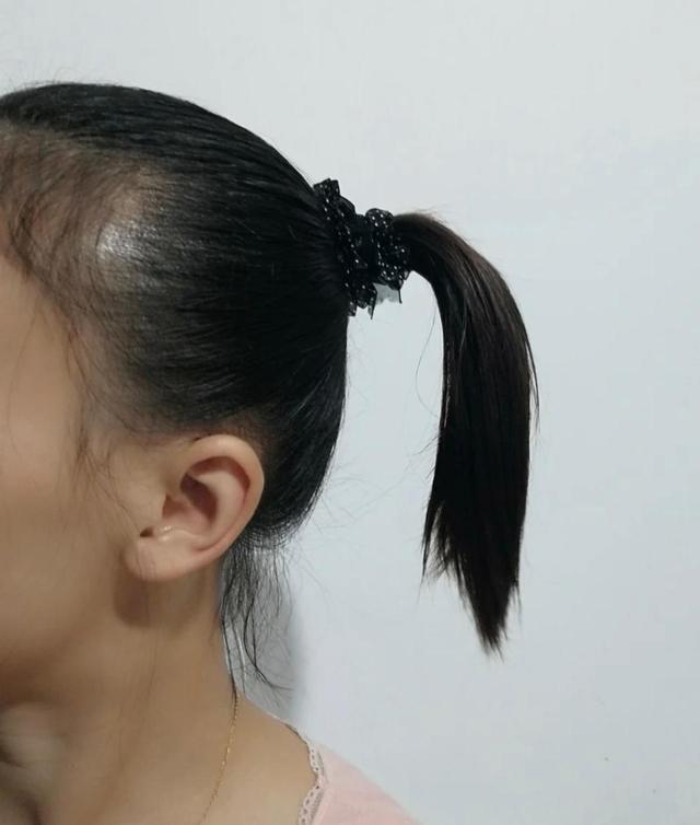 扎头发头皮疼是怎么回事(经常扎头发的女生)