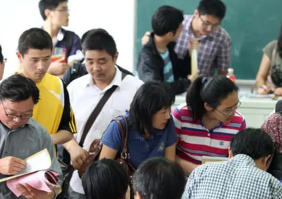 “坑惨”应届生的5个专业，就业率垫底，985大学也拯救不了