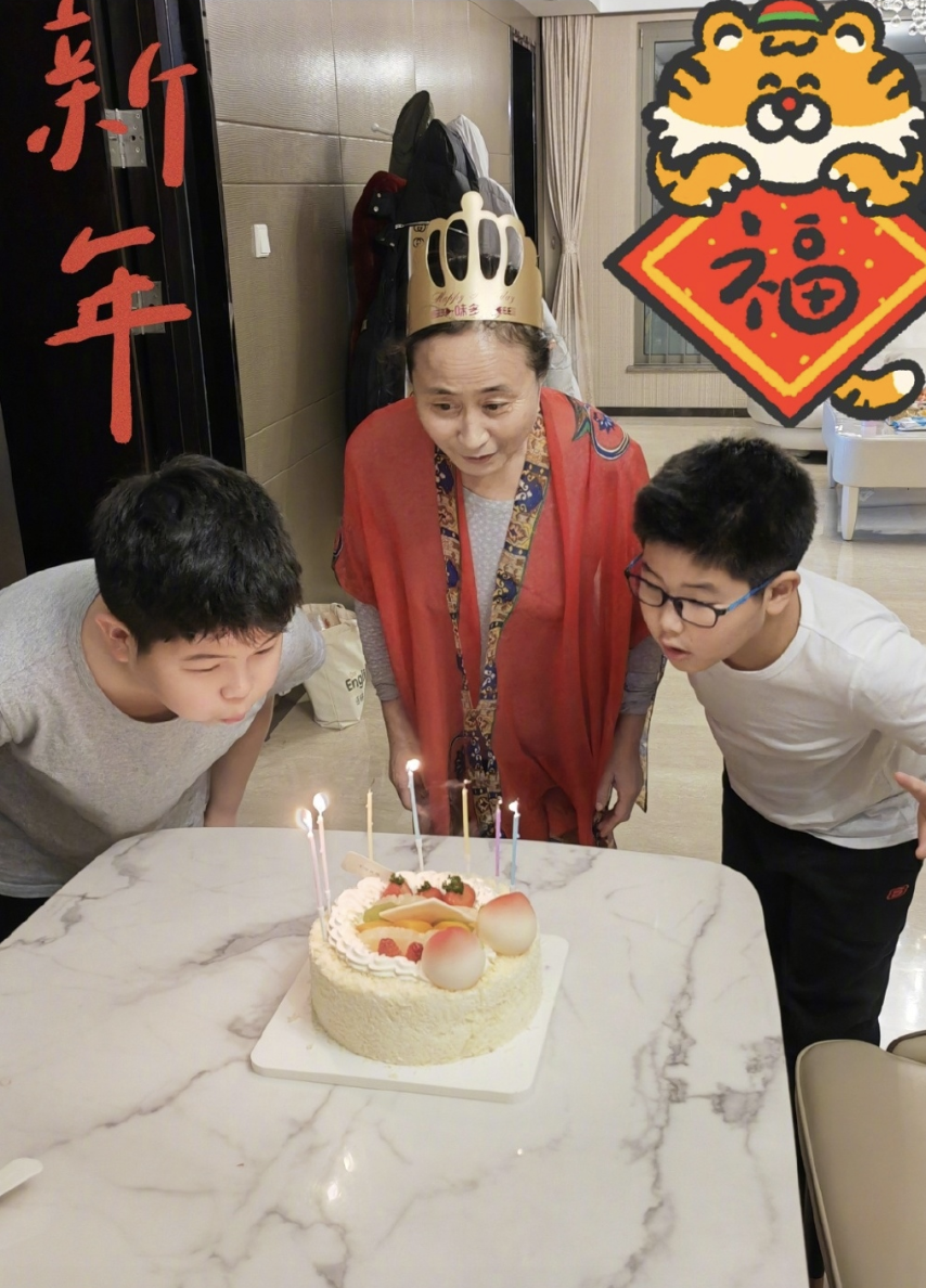 沙溢晒安吉小鱼儿为奶奶庆生，兄弟俩越长越像，胡可婆婆罕见出镜