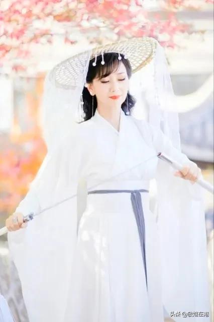 赵雅芝：不老女神笑容甜美，高贵大方，气质太迷人了