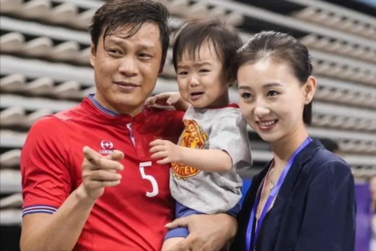 范志毅三婚娶小17岁妻子，两女儿都是外国籍，曾爆粗口回击网友