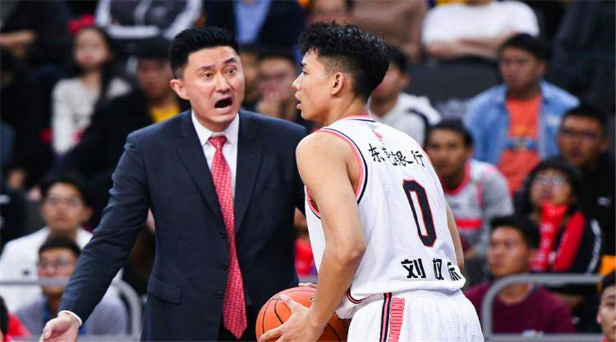 又一人正式离队！宏远锋线实力再度被削弱，朱芳雨的脸色挂不住了