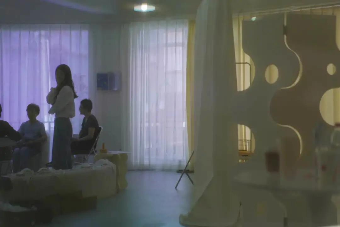 为乳癌患者做内衣的女人