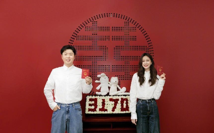 沈梦辰和杜海涛晒情侣装，清纯简单的搭配，体现气质还显清纯