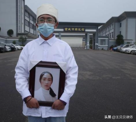 儿子报警，父亲家暴烧死母亲却逍遥法外，嫌疑犯已被批捕