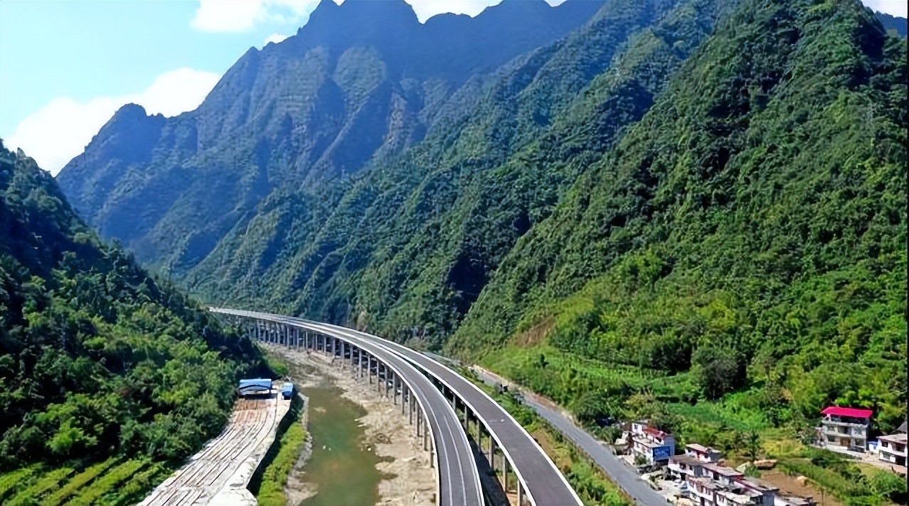 这条高速被认为是G42梁平至万州段扩能工程，路线更直，行程更短