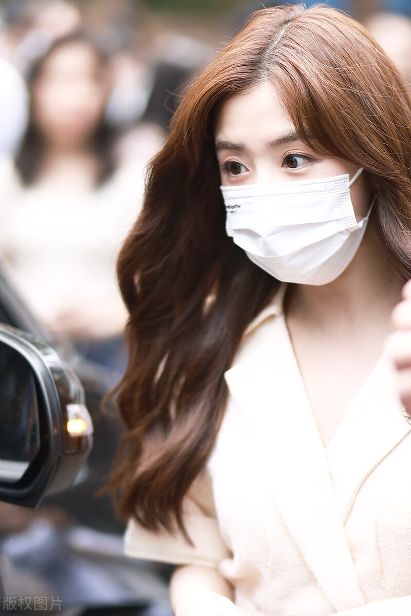 张含韵拍摄电影版《爱很美味》下班路透