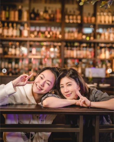 小S和贾静雯相约做足底按摩，俩辣妈各生3个女儿，大谈育儿经