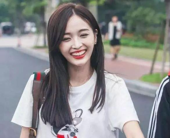 中传毕业科班出身，靠选秀搭档杨超越出道，后转行演戏屡遭吐槽