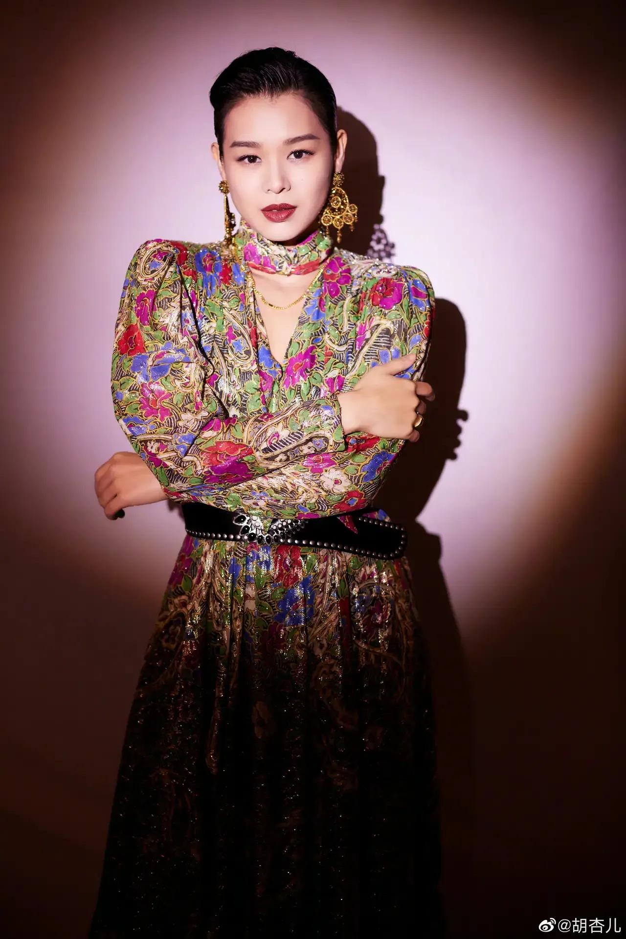 胡杏儿老公晒照为小儿子庆生，1岁奕宏模样呆萌可爱，很像俩哥哥