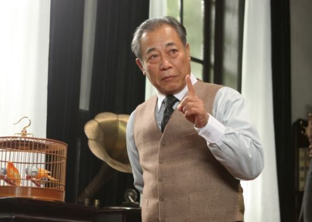 冯恩鹤：做了12年宝爸，《潜伏》让他大火，74岁的他现状怎样？