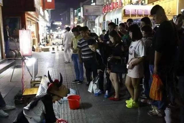 河南15岁女孩街头扮牛让人骑，每次收费5元，背后的故事感动网友