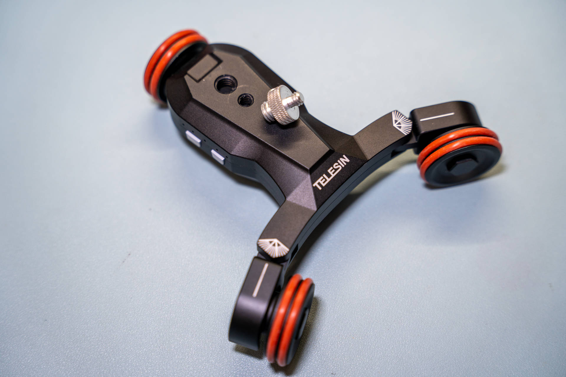 拍摄产品视频一定要用滑轨才稳？泰迅无线遥控智能摄影小车帮你忙