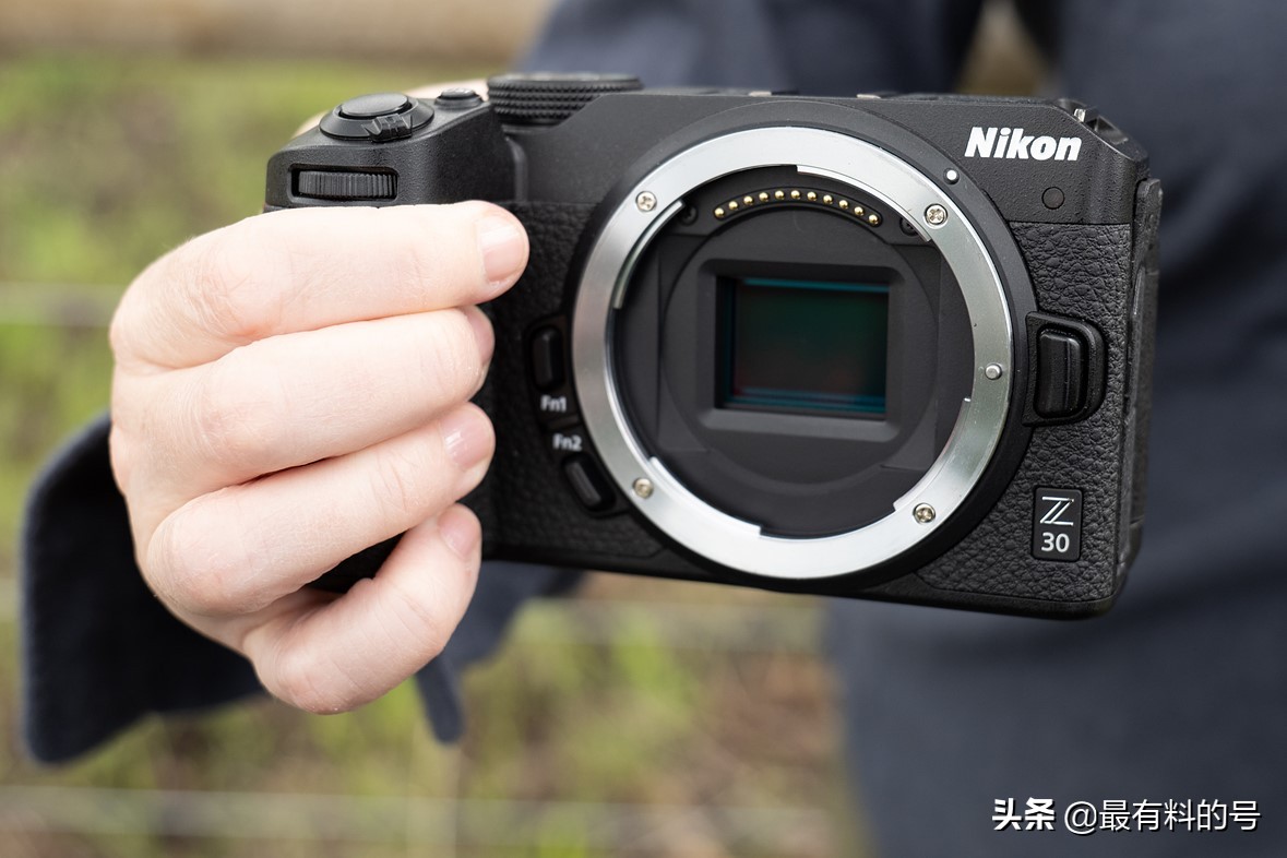 尼康Z30上市了，價(jià)格和索尼ZV-E10相近，兩款微單誰更值得入手？