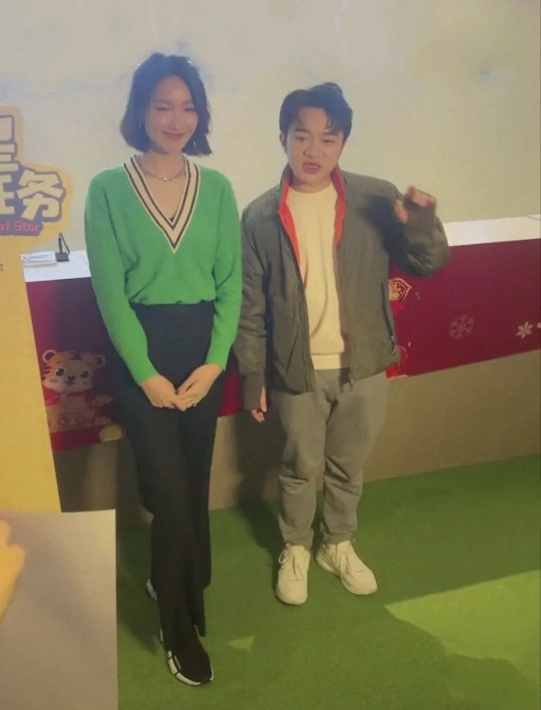 王祖蓝乘飞机变新冠密接者，集中隔离丢了工作，工作室发文报平安