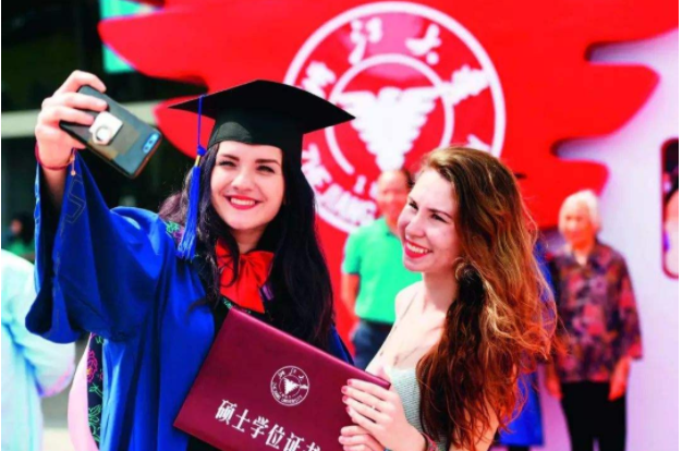 留学生在华待遇惹争议，入学门槛低奖学金还相当高，国内学生不满