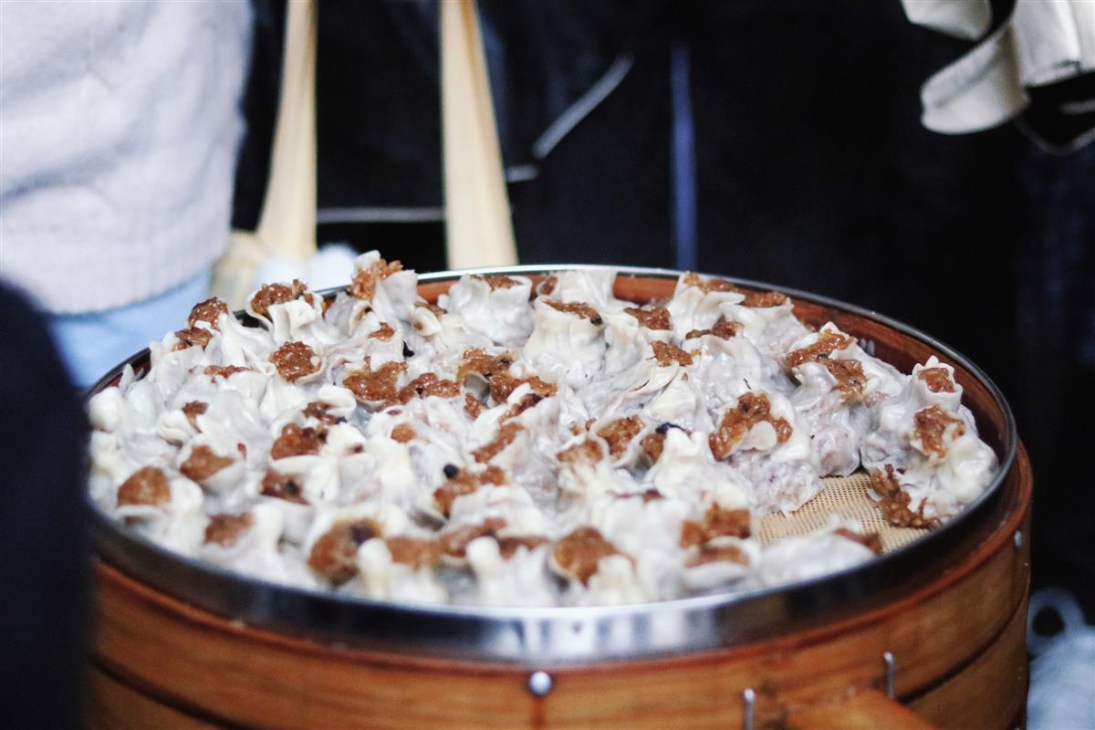 高校开设临时食堂，为师生提供暖心服务