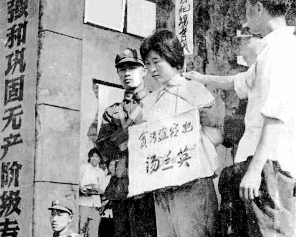 70年代女巨贪：包养7个男人，挥霍上千万公款，最后栽在情人手中