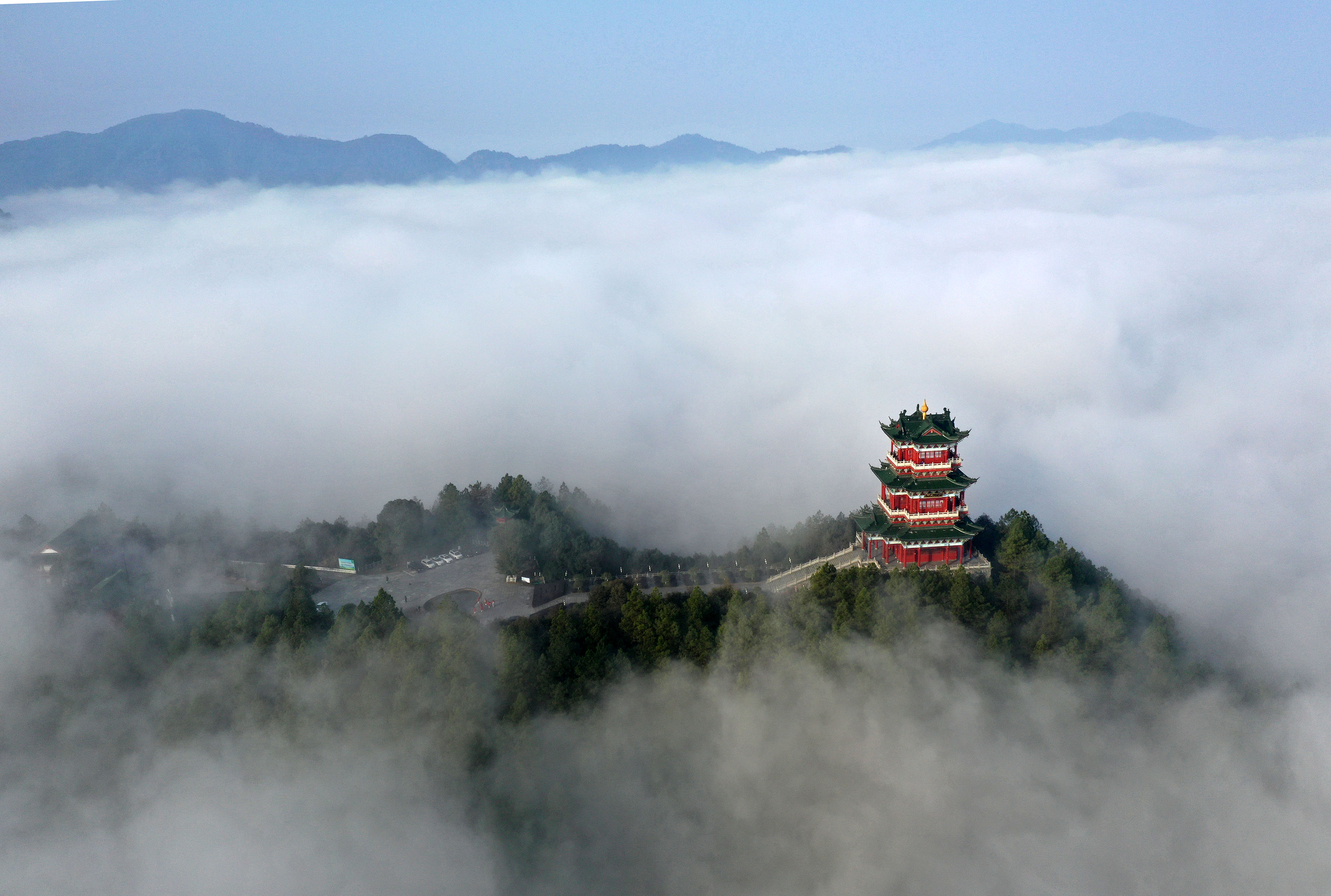 江西德兴：雾绕小城美如画