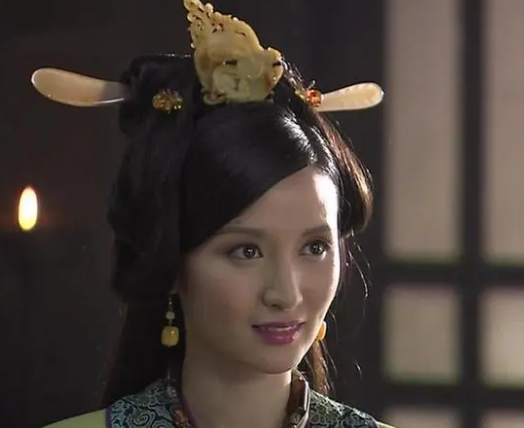 张萌瘦身成功后秀巴掌腰，脖子被拉得太长，本人回应特效开过了