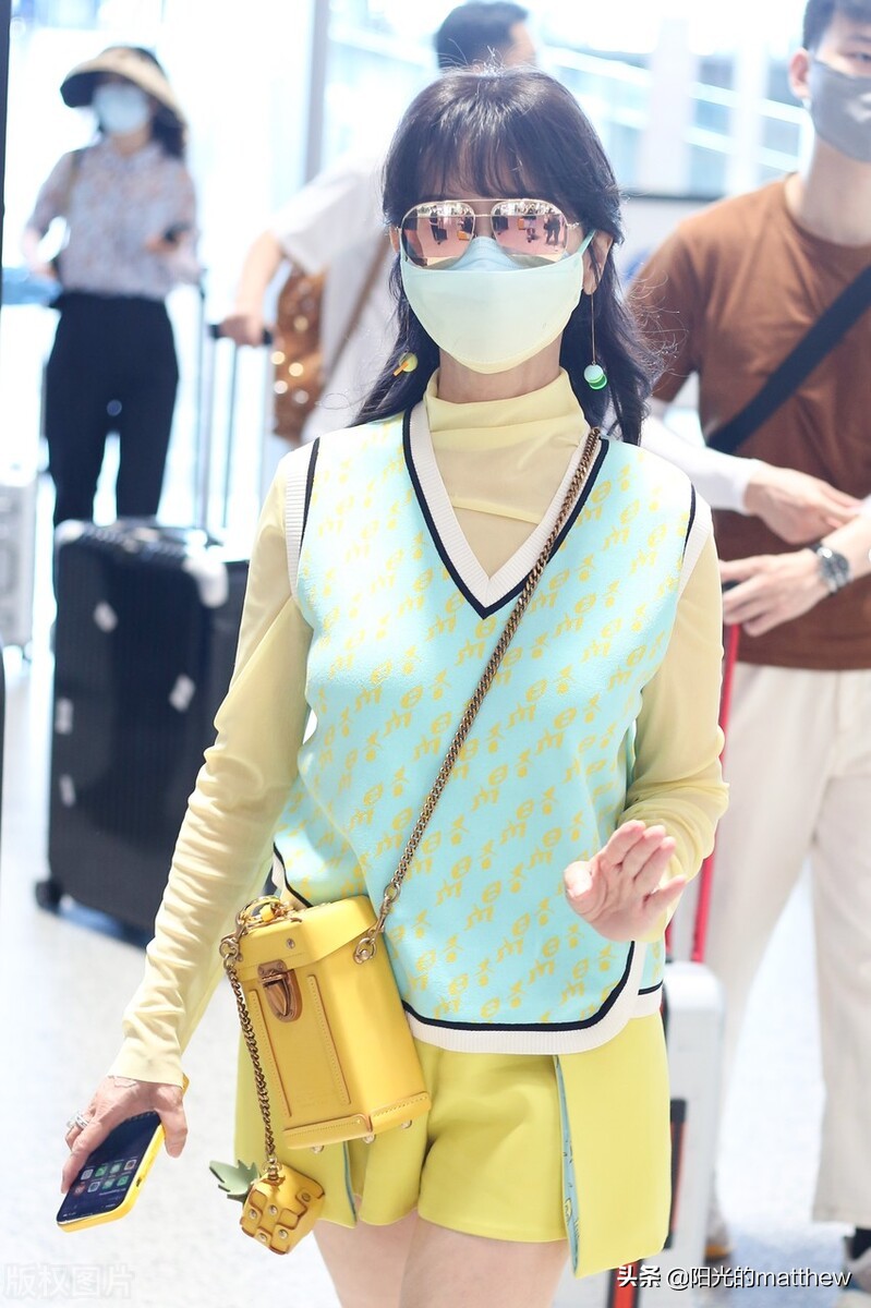 赵雅芝马甲搭黄色短裤现身机场，戴墨镜时尚艳丽