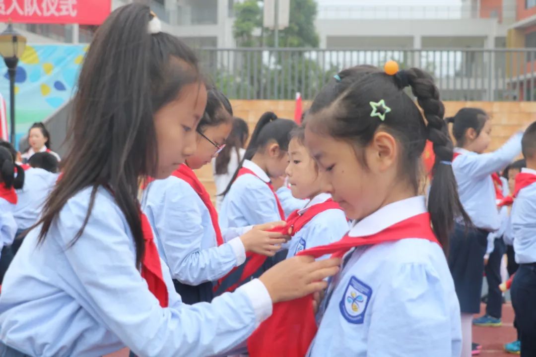 成都市双流区实验小学外国语学校有序推进新队员入队仪式课程