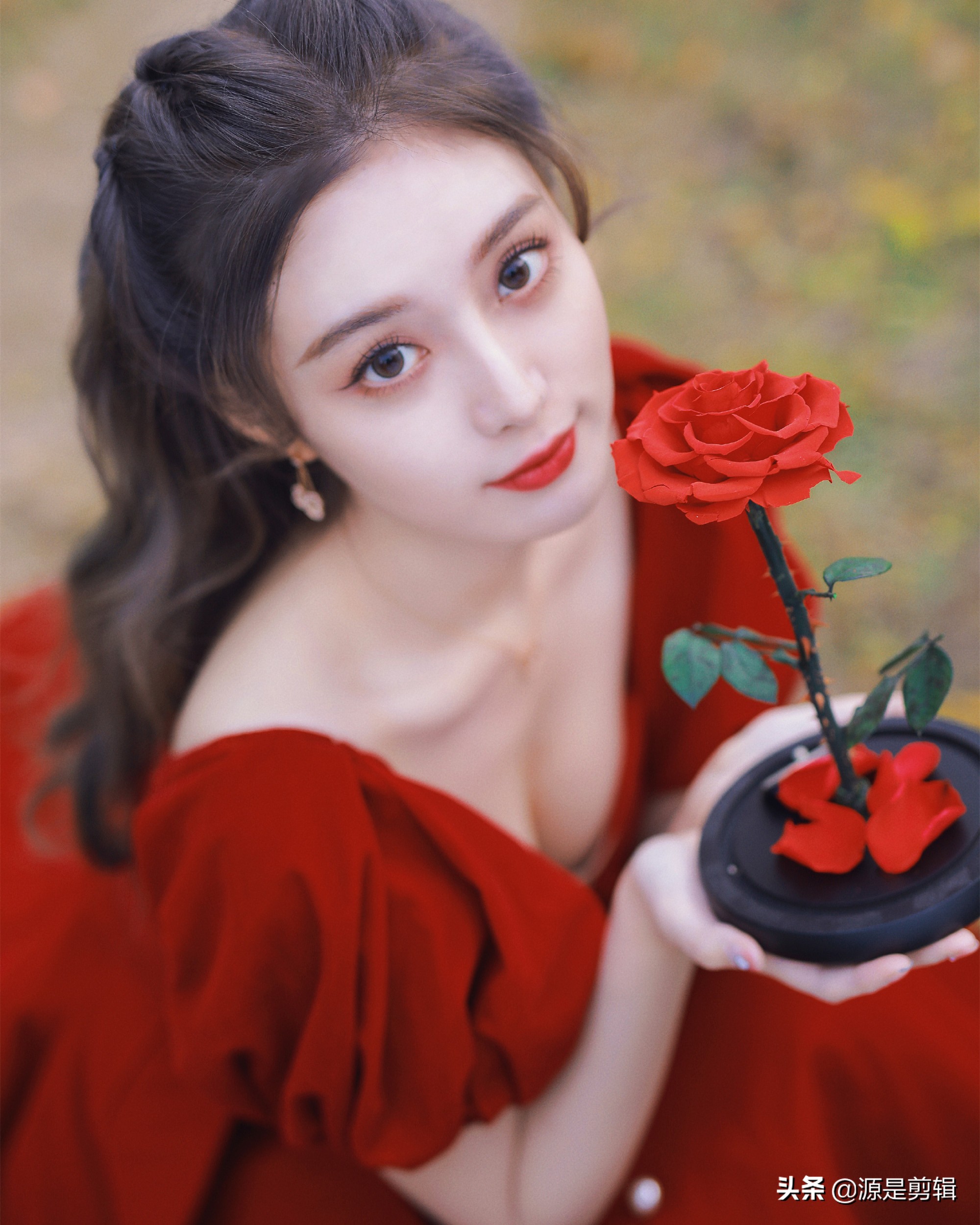 徐艺洋 ​​​身穿红色连衣裙手拿玫瑰花美丽艳丽