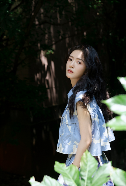 《你好星期六》露营，蔡文静把蓝天白云穿在了身上，清新凉爽