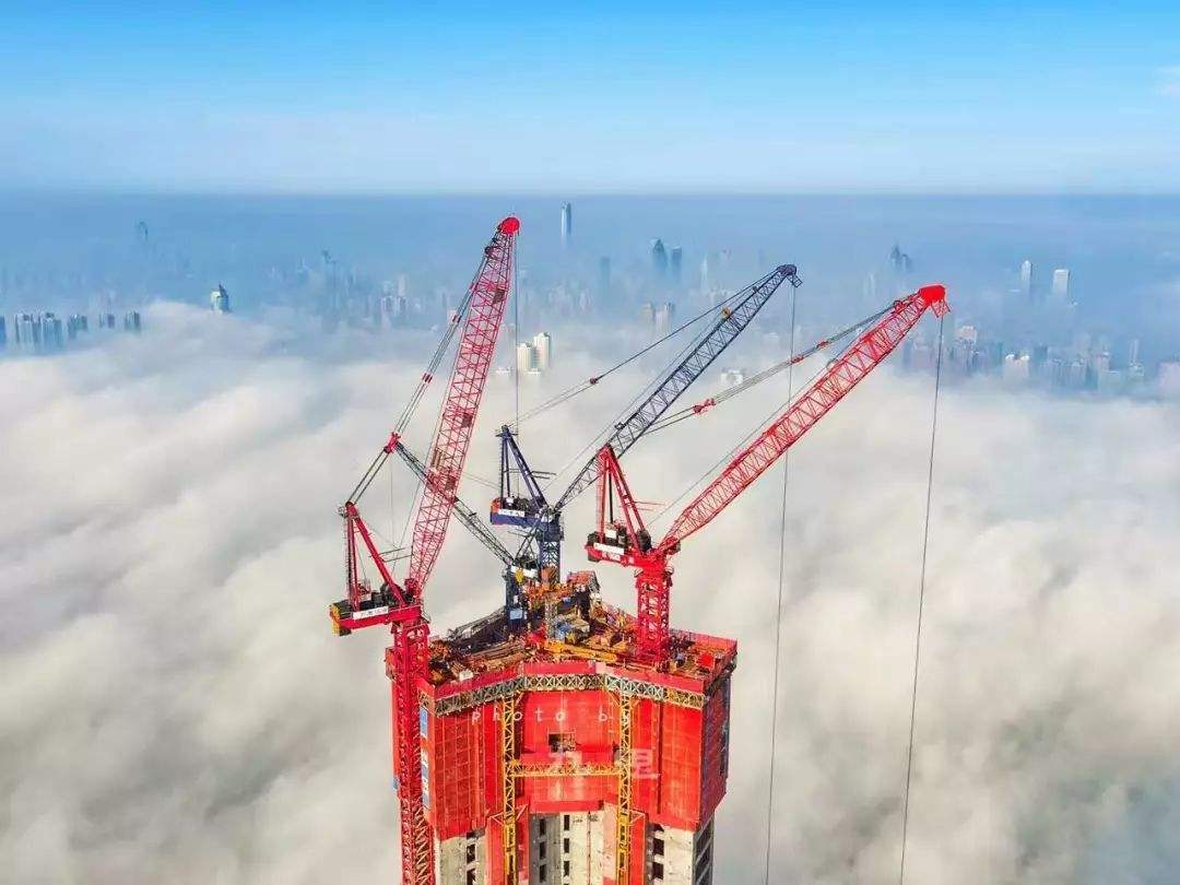 摩天大厦奥秘：500米高空如履平地，“空中造楼机”高效领跑全球