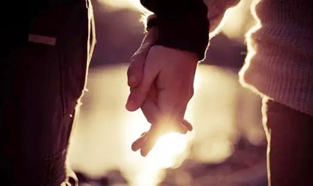 2004年，五旬老汉“易容”，骗财骗色22岁女大学毕业生