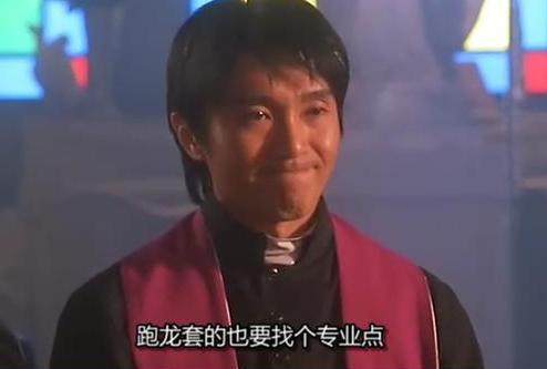 80年代参演20部剧，在TVB他跑了10年龙套，离开后夺得7次影帝提名