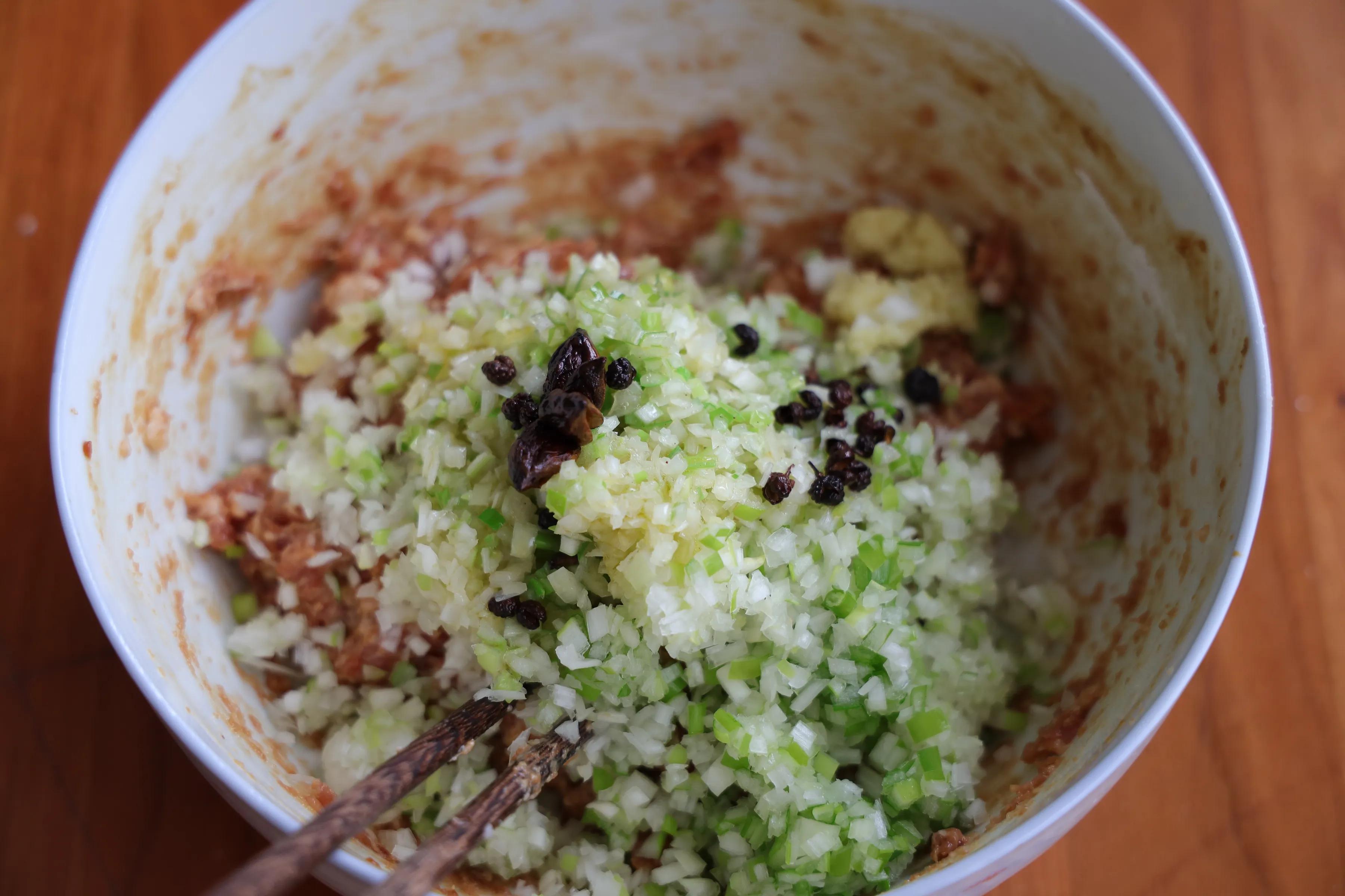 冬至要吃饺子，试试猪肉大葱饺子吧，看着非常精致，吃起来超香