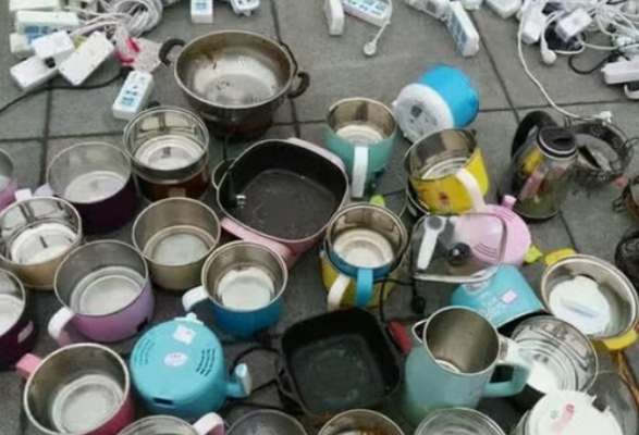 大学封校期间，大学生们在宿舍的神操作，一个赛一个“沙雕”