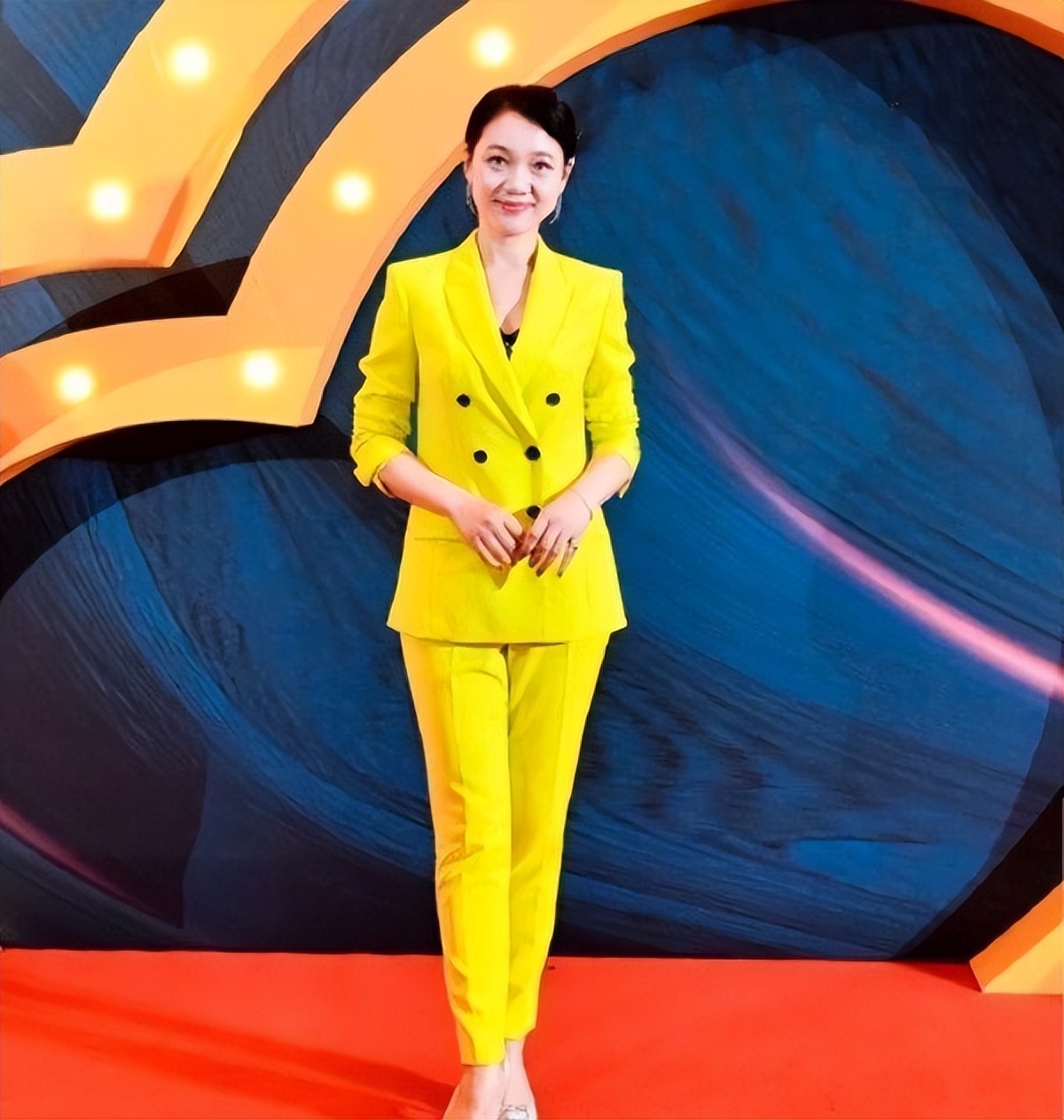 主持人周群:与郭德纲是挚友,自嘲月薪3000,圈外老公至今未公开