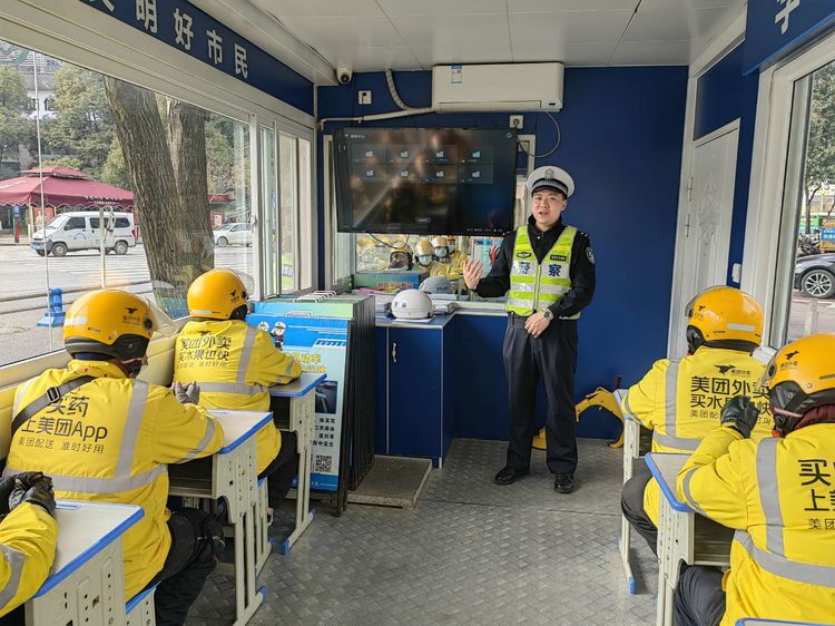 交通秩序大提升 文明创建我先行丨汉中交警二大队“关爱骑手、守护安全”微课堂开课啦