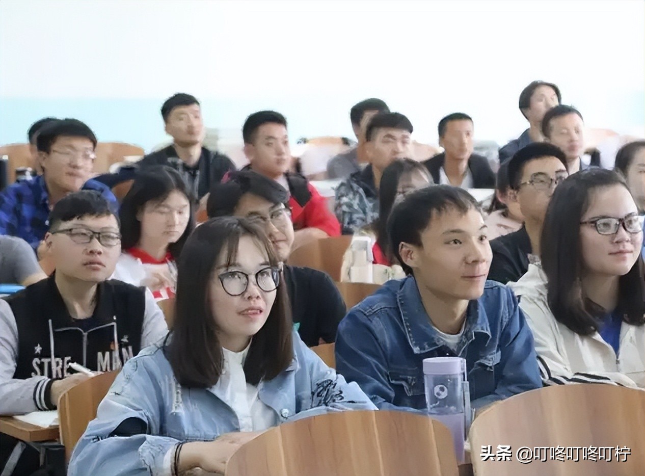 四川大学生将“作业”卖给老师，台下笑成一片，网友：赚学费不亏